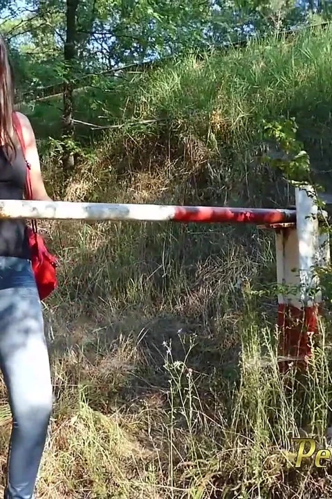 Yol kenarında idrar kesesini boşaltıyor