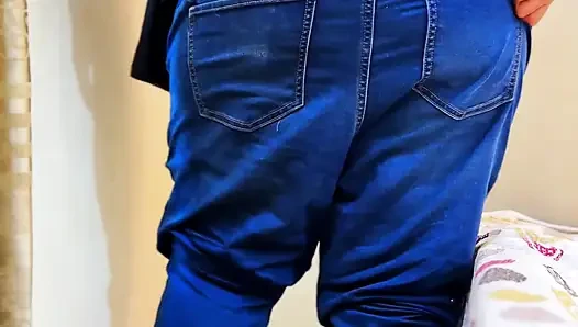 Pawg utangaç genç çalışan patron yan masadayken ofiste mastürbasyon yapıyor