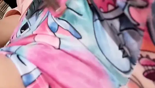 Dadı mastürbasyon yapıyor ve ıslak tangalarını gösteriyor