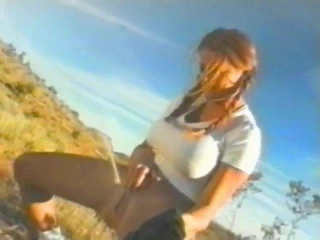 Busty American kuru bir yeri ıslatıyor