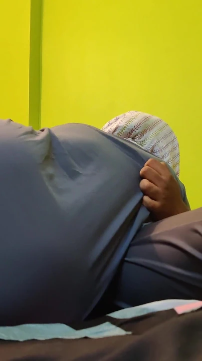 Ateşli Endonezyalı sürtük evli kadın komşus un yarağına biniyor