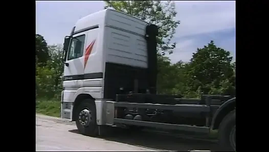 Harika orta yaşlı seksi kadın küçük göğüslerine boşalana kadar kamyoncu tarafından sikiliyor