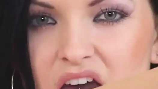 Lora amcığı ve dildoyla oynuyor