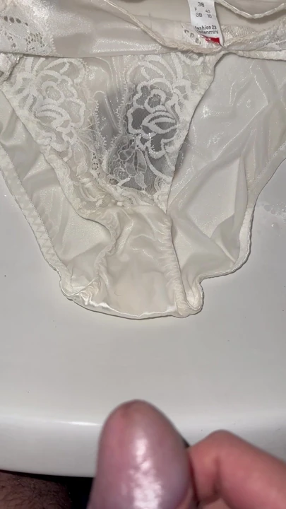 Tuvalette rastgele bir kadının unutulmuş pantolonu üzerine