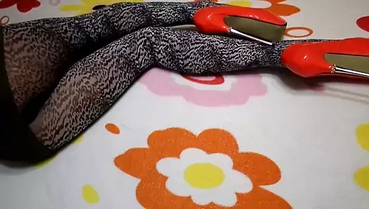 Leopar tayt ve kırmızı yüksek topuklu ayakkabılar