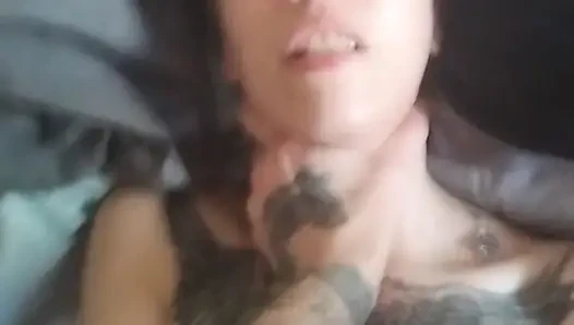 Seksi minyon esmer yarakla sikiliyor