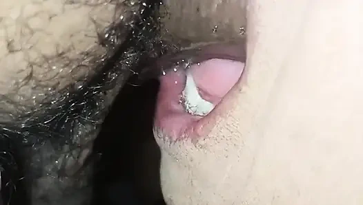 Penisini boğazından çıkarmadan emdi, sadece tamamen yumuşakken durdu.