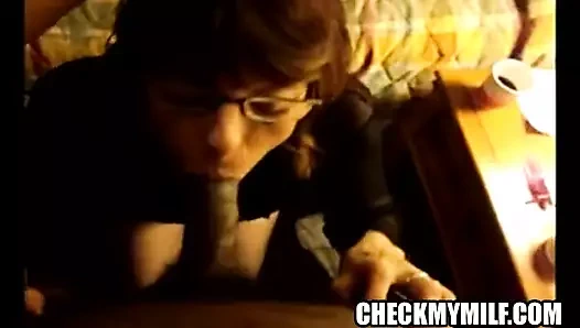 Siyah çoraplı orta yaşlı seksi olgun karımı kontrol et