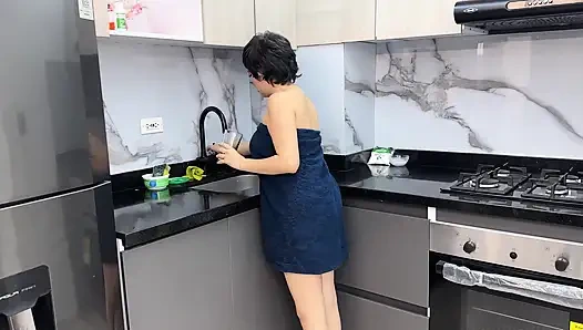 Bir teslimat sipariş ediyorum, ama kuryelerin büyük ve lezzetli yarağını daha iyi seviyorum, bu yüzden ondan onu bana sokmasını istiyorum