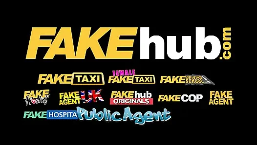 Bakış açısıyla bir yabancının önünde gergin bir şekilde kıyafetlerini çıkarıyor - public agent