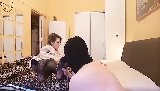 Külotlu çorapla terli bacaklarımı kokluyor ve masaj yapıyor