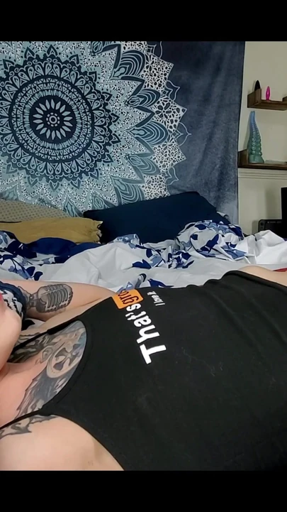 Büyük dildo minyon gençlerin karnını dürtüyor | Klip 1