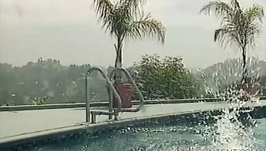 Tutku havuzunda sıcak bir yaz günü