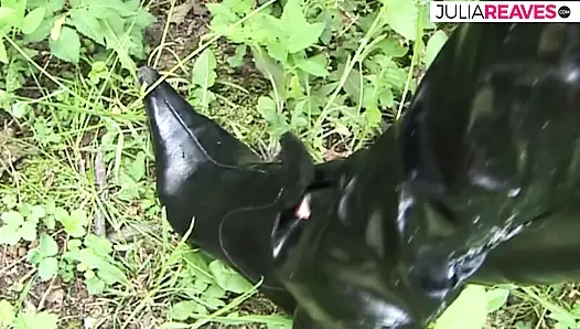 Eski terk edilmiş bir harabede lateksle sikişiyor