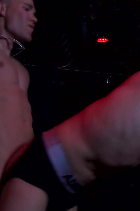 Genç sürtük baskın erkeği tarafından döl içinde sikiliyor