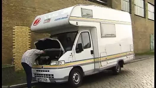 Otostopçu karavana biner, binmek istiyorsa bacaklarını açması gerekir