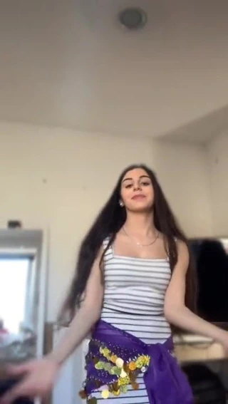 Türk kız twerk dansı yapıyor