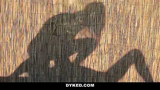 Ateşli orta yaşlı seksi kadın komşu meraklı güzel bir kızı baştan çıkarıyor