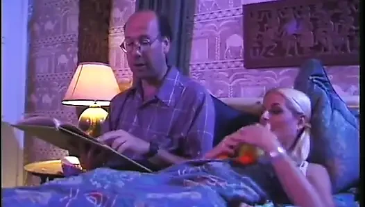 Yaşlı adam sert yarağını sarışın erkek delisi tarafından yutuyor