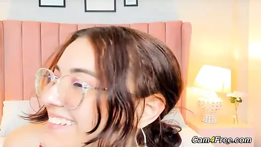 Asosyal hatun klitorisini öfkeli bir şekilde ovuyor