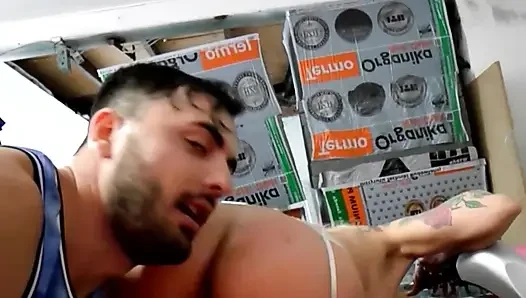 Dövmeli büyük memeli seksi sarışın atölyede sert yarakla sert sikiliyor