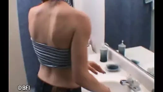 Sıkı memeli esmer genç kız