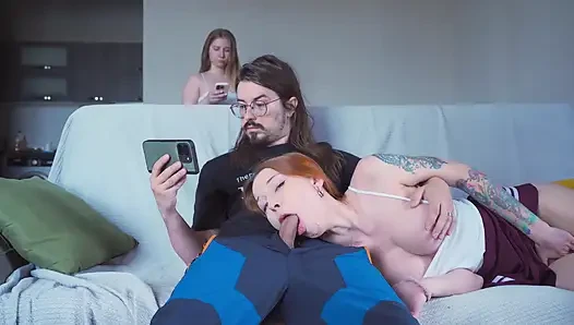 Üvey kız kardeş aradıklarında üvey erkek kardeşinin kız arkadaşının yerini alıyor, ancak kız arkadaş bunu öğreniyor ve onlara katılıyor