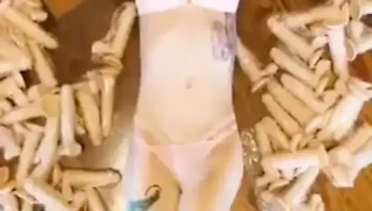 Dövmeli kız vibratör