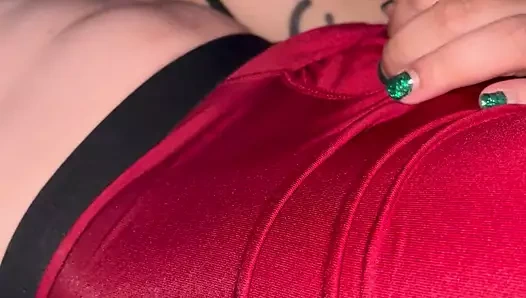 İri güzel kadın büyük zenci yarağını emiyor ve sert sikiliyor