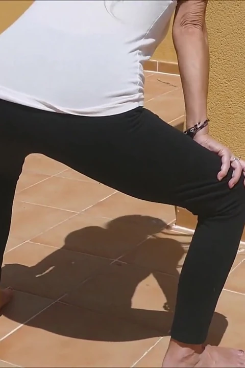 Büyük Götlü Orgazm Parmaklıyor Terli Yoga Pantolonumu aşağı Çekiyorum açık Havada Egzersiz Yapıyorum