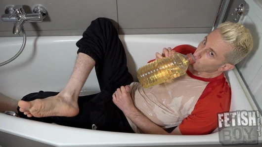 Kıyafetlerimi büyük bir şişe sidikle ıslatıyor