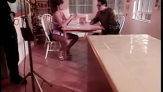 Gözlüklü adam esmer orta yaşlı seksi kadın porno efsanesi Teri Weigel tarafından sikiliyor