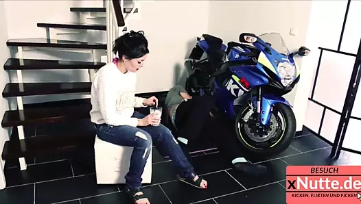 Im Flur vor Nachbarn hart gefickt