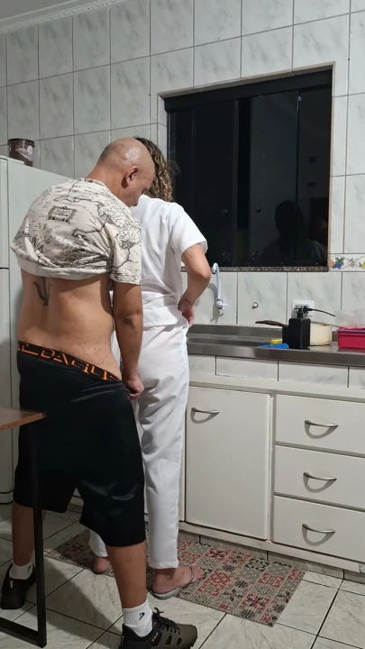 Hizmetçiyi mutfakta arkadan sikmek. | Klip 1