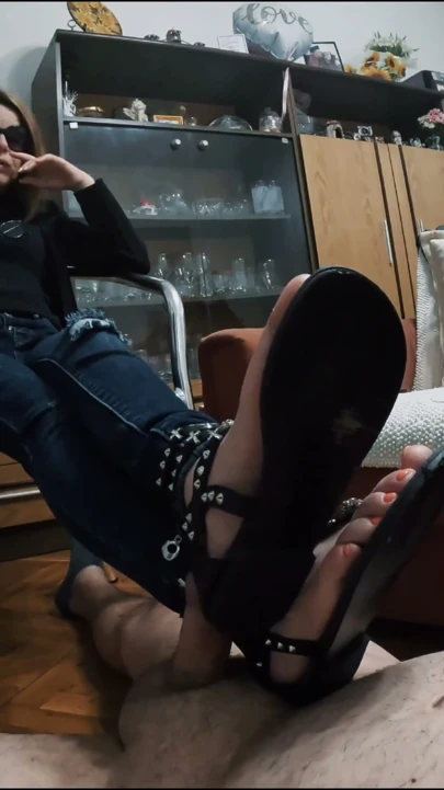 Seksi sandallarımı tapınıyorum | Bölüm 1