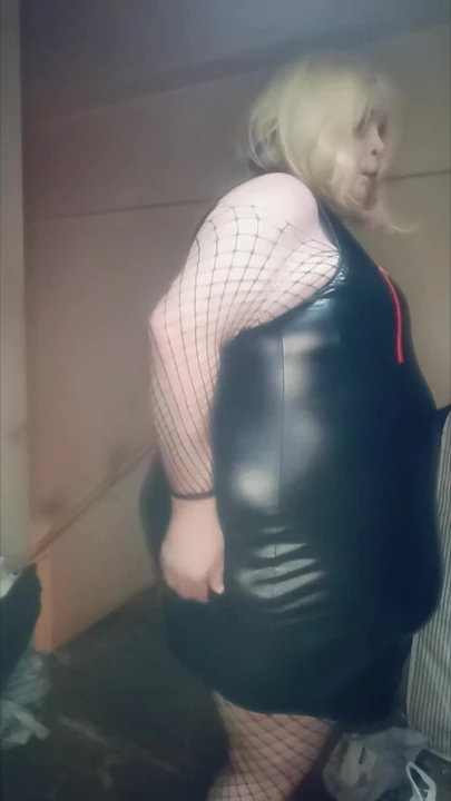 1 Ekim'den itibaren yayınlanacak bazı videolarda giydiğim bazı kıyafetleri sergiliyor