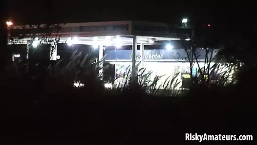 Komşunun azgın kızı güzelliklerini sergilemeye hazır