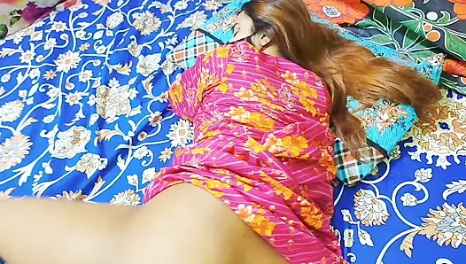 Hintli koca cüceyi sikiyor aldatan evli kadın edepsizce sert sikişiyor götten tokatlanıyor
