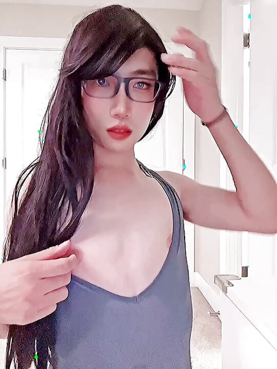 Asyalı kadın kılıklı Eva mayoyu deniyor