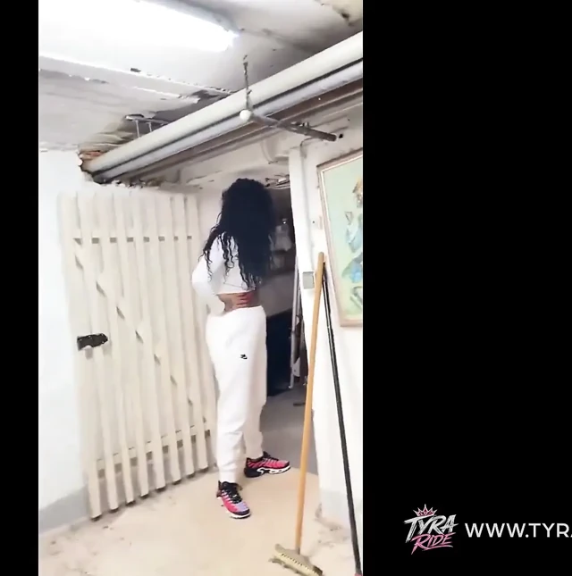 Balaclava'da maskeli orta yaşlı seksi kadın kalın yarağa tapıyor ve boşaltıyor