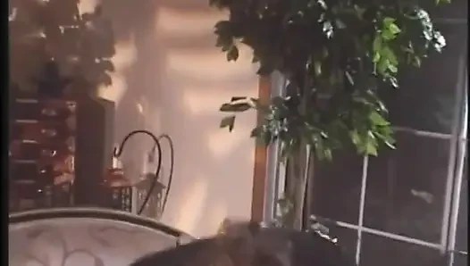 Yırtık adam güzel esmer komşusu oturma odasında sikiyor