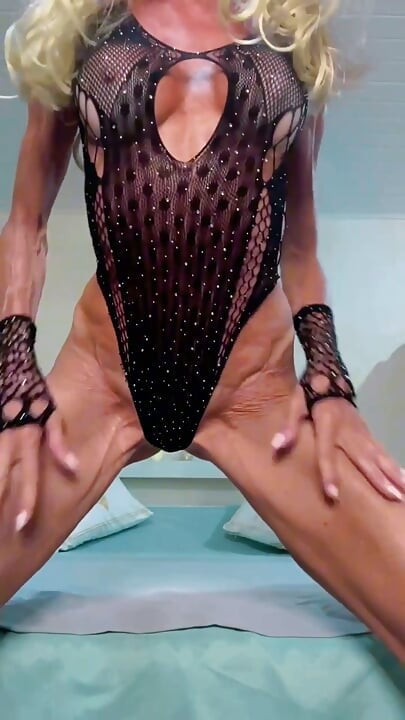 Sarışın seksi barbie orta yaşlı seksi kadın mükemmel vücut çorapları giyiyor