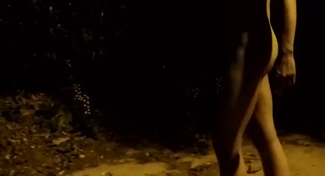 Geceleri parkta - soyunuyor 2