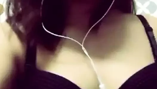 melayu- awek main tetek masa live 1