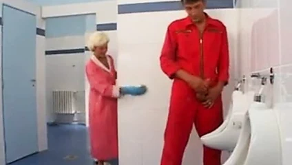 Banyo temizliği sıcak anal sekse dönüşüyor