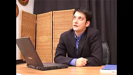 Ofis masasında patronla anal seks