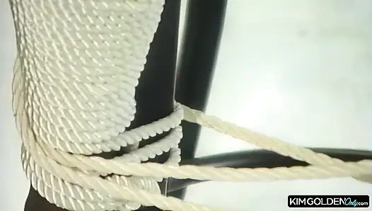 Sinnliche Bondage mit prallen Bruesten