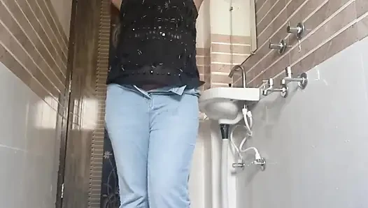 Hintçe sesli kritisen ateşli görüntülü görüşme, göt ve amcıkla oynuyor ve dildoyla orgazm oluyor ve parmaklıyor