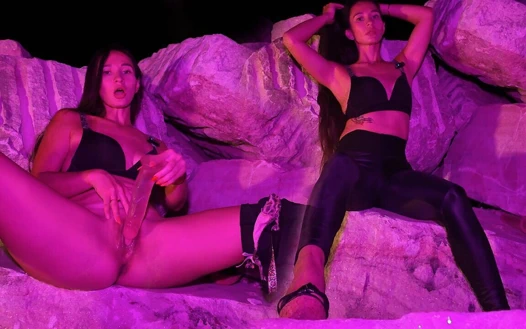 Идеальные оргазмы Nigh от супер сексуальных Goddes с дилдо