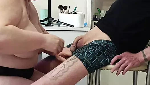 Üvey anne ben boşalana kadar sakso çekiyor ve yarak parmaklıyor